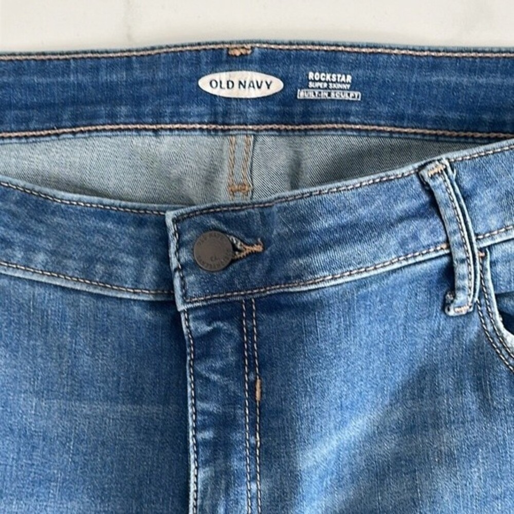 Old Navy Rockstar Super-Skinny Distressed Ripped Cut-Off Ankle Jeans Women Sz 16 - Picture 4 of 9